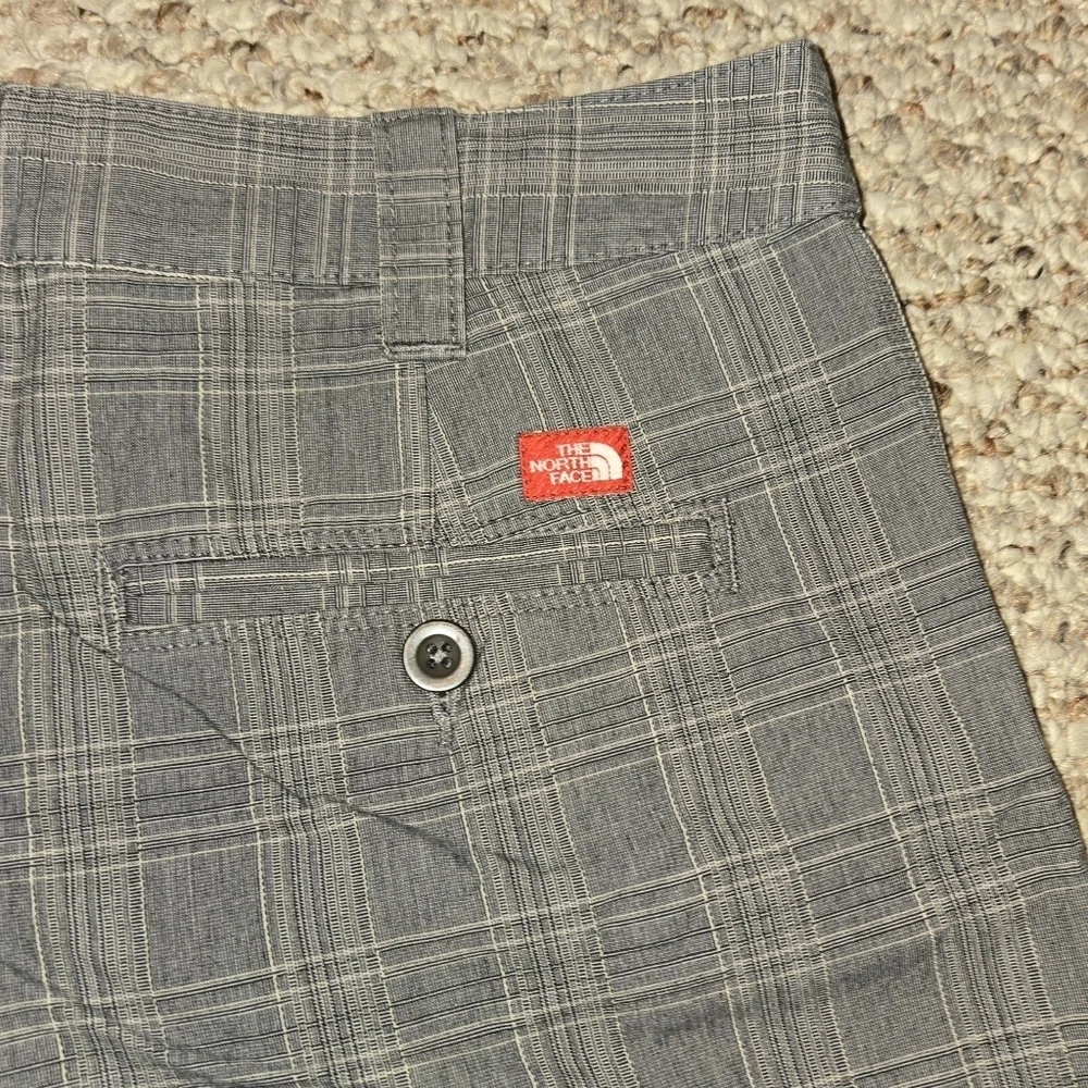 The North Face Bermuda Shorts Womens Size 4 Gray Plaid 100% Cotton Hiking Campin